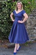 Lily – Marineblaues 50er Jahre Kleid mit Carmen-Ausschnitt